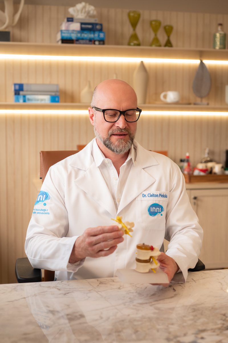 Dr. Cleiton Piekala em consulta